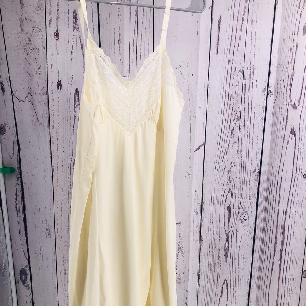 Vintage - Ivory Lace embellished full slip - good